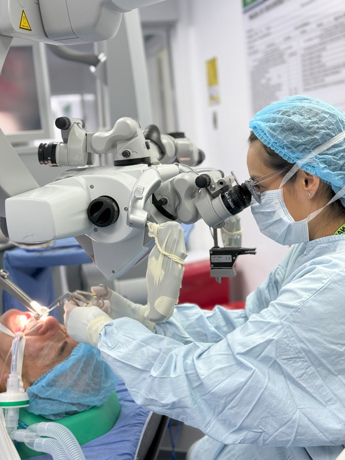 La doctora realiza un procedimiento de precisión bajo microscopio