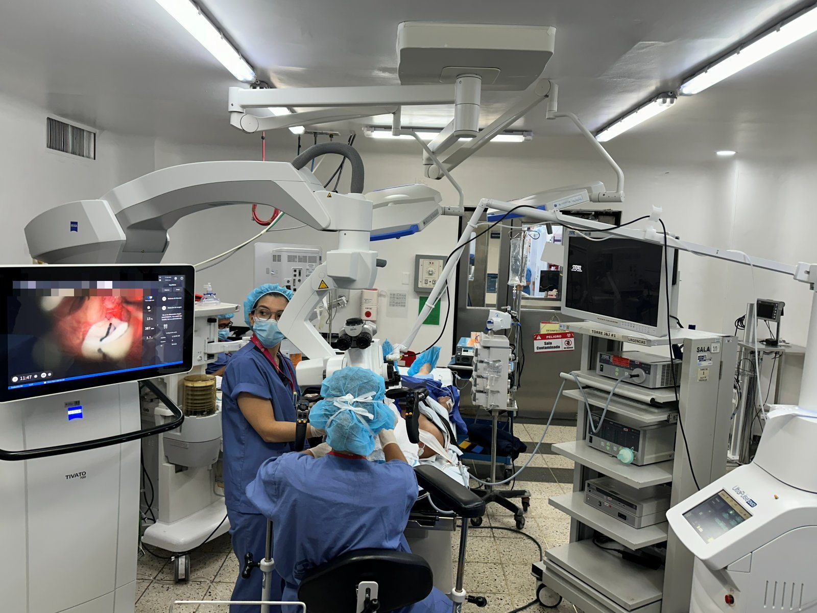 Quirófano con microscopio quirúrgico, torre de endoscopia y equipo médico durante una cirugía