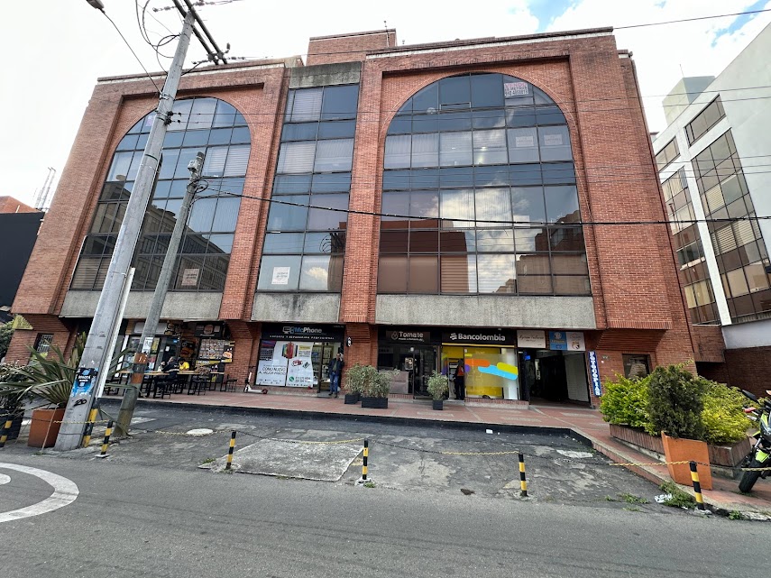 Fachada del Edificio Arcos de la 90 en la Calle 90, Bogotá