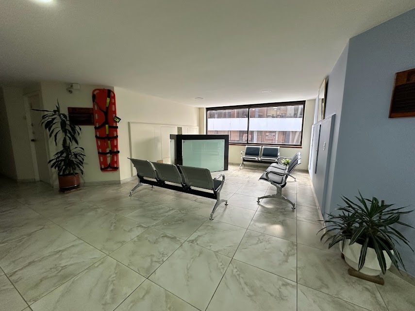 Sala de espera y recepción del consultorio